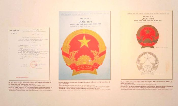 Mẫu Quốc huy và sắc lệnh ban bố do Chủ tịch Hồ Chí Minh ký. Ảnh: Trung tâm Lưu trữ quốc gia III