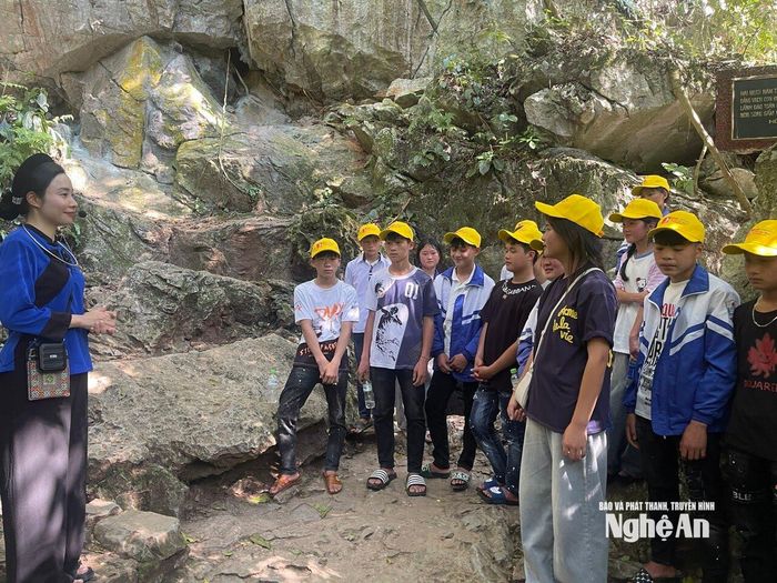 Hướng dẫn viên Khu Di tích Quốc gia đặc biệt Pác Bó kể lại những tháng ngày Lãnh tụ Nguyễn Ái Quốc sống tại hang Cốc Bó với khách tham quan. Ảnh: KN