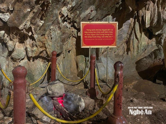 Bếp lửa, nơi Người đốt lửa sưởi ấm trong đêm giá lạnh.