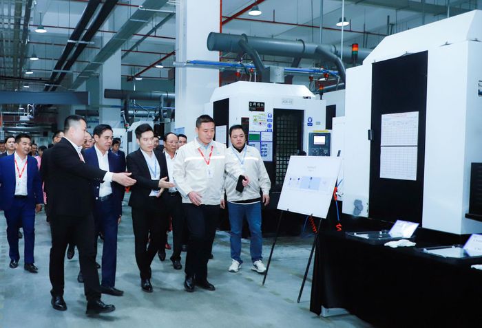 Chủ tịch UBND tỉnh Võ Trọng Hải thăm, làm việc tại nhà máy vốn FDI đầu tư tại KCN VSIP Nghệ An. Ảnh: Thành Duy