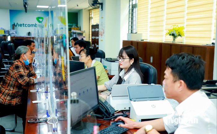 Cán bộ làm việc tại Trung tâm phục vụ hành chính công tỉnh. Ảnh Thành Duy