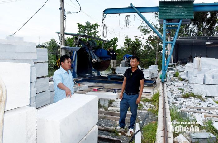 Xưởng chế biến đá mỹ nghệ của gia đình anh Trần Văn Duẩn, ở xóm Thanh Thủy, xã Nam Đàn. Ảnh: Công Kiên