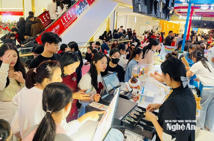 Nhiều trung tâm thương mại lớn trên địa bàn các phường Thành Vinh, Trường Vinh, Vinh Phú như Lotte Mart, Vincom, Go Vinh… trở thành điểm đến ưa thích của người dân dịp nghỉ lễ năm nay. Ảnh: Q.A