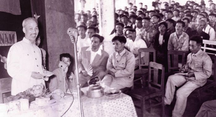 Bác Hồ nói chuyện với cán bộ, Nhân dân Hà Tĩnh trong chuyến thăm vào ngày 15/6/1957. Ảnh: Tư liệu