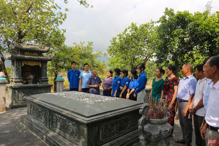 Các em học sinh Trường THPT Lê Quảng Chí tìm hiểu về thân thế, sự nghiệp của 2 danh nhân Lê Quảng Ý và Lê Quảng Chí.