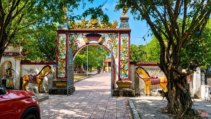 Di tích khu mộ và đền thờ danh nhân Lê Quảng Chí và Lê Quảng Ý tại phường Hoành Sơn.