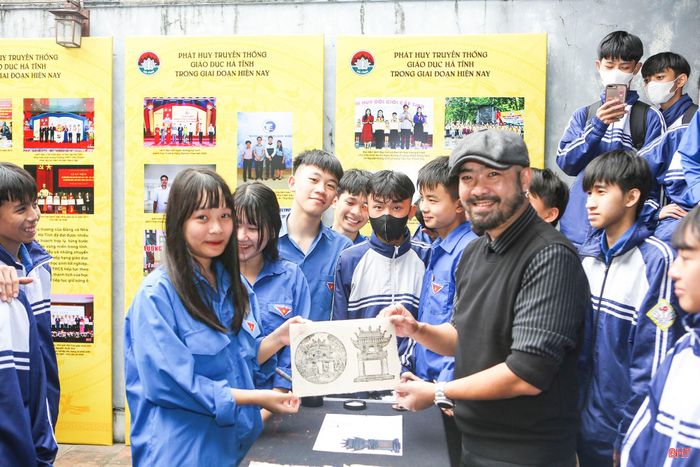 Học sinh Trường THPT Phan Đình Phùng tham quan và trải nghiệm tại triển lãm với chủ đề truyền thống giáo dục khoa cử tỉnh Hà Tĩnh, tổ chức tại Văn Miếu Hà Tĩnh, dịp tháng 12/2025. Ảnh tư liệu