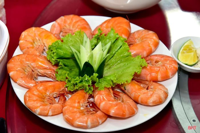  Mỗi ngày, người có công được phục vụ 3 bữa ăn, trong đó 2 bữa chính có ít nhất 5 món. Thực đơn được thay đổi đa dạng, đảm bảo dinh dưỡng. 
