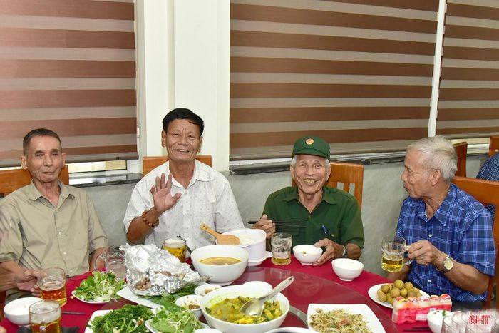 Bữa cơm được chuẩn bị chu đáo, góp phần giúp người có công có những ngày điều dưỡng vui vẻ, thoải mái tại trung tâm.