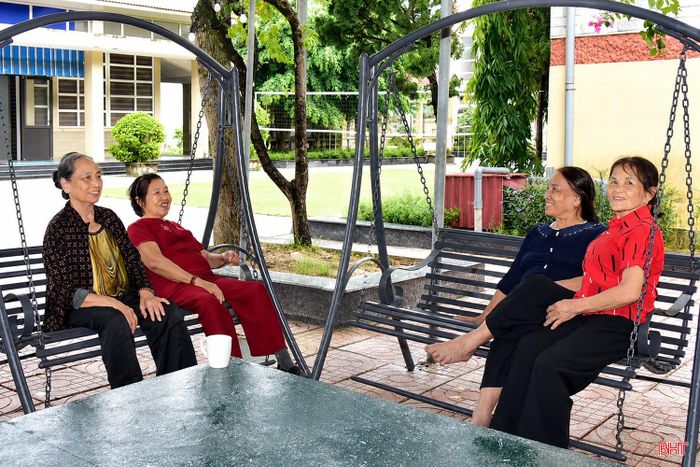 Những ngày điều dưỡng trở nên ý nghĩa hơn khi người có công được chăm sóc chu đáo, tham gia các hoạt động vui khỏe, cũng là dịp để họ gặp gỡ, thăm hỏi và ôn lại kỷ niệm cùng đồng đội. 