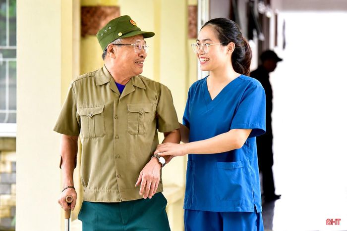  Gác lại ngày nghỉ lễ, cán bộ, nhân viên Trung tâm Điều dưỡng người có công và Bảo trợ xã hội Hà Tĩnh vẫn tận tâm chăm sóc người có công bởi đó không chỉ là trách nhiệm mà còn là sự tri ân đối với những cống hiến của thế hệ cha anh. 