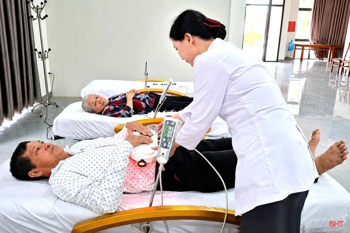  Bác sĩ Đặng Hữu Vũ - Phó Trưởng phòng Y tế (Trung tâm Điều dưỡng người có công và Bảo trợ xã hội Hà Tĩnh) cho biết: "Do phần lớn người có công và thân nhân người có công đến điều dưỡng đều tuổi cao, sức khỏe yếu nên công tác y tế được quan tâm đặc biệt. Trung tâm bố trí cán bộ, nhân viên y tế trực 24/24h nhằm theo dõi sát tình hình sức khỏe của từng người". 