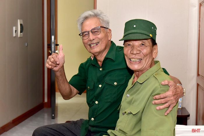  Ông Nguyễn Quang Hường (85 tuổi) - bệnh binh hạng 2/3, ở thôn Lộc Nguyên, xã Lộc Hà (người đeo kính) chia sẻ: "Cán bộ, nhân viên trung tâm đón tiếp niềm nở, chăm sóc chu đáo. Các bữa ăn được thay đổi đa dạng, vừa ngon miệng, đủ chất, vừa bảo đảm an toàn vệ sinh thực phẩm, giúp chúng tôi yên tâm điều dưỡng". 