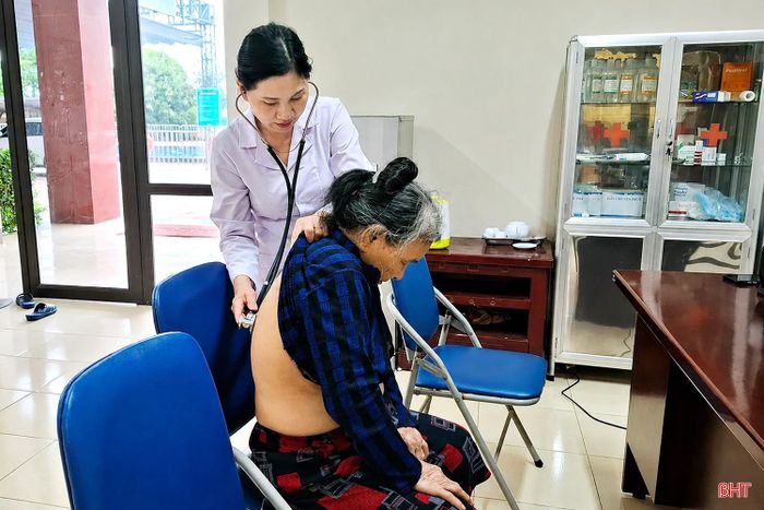  Trong 6 ngày điều dưỡng tập trung, các đại biểu được kiểm tra sức khỏe, theo dõi hồ sơ bệnh án, cấp thuốc và chăm sóc, phục hồi sức khỏe với nhiều hoạt động như massage, điện xung, ngâm chân thảo dược, xông hơi... 