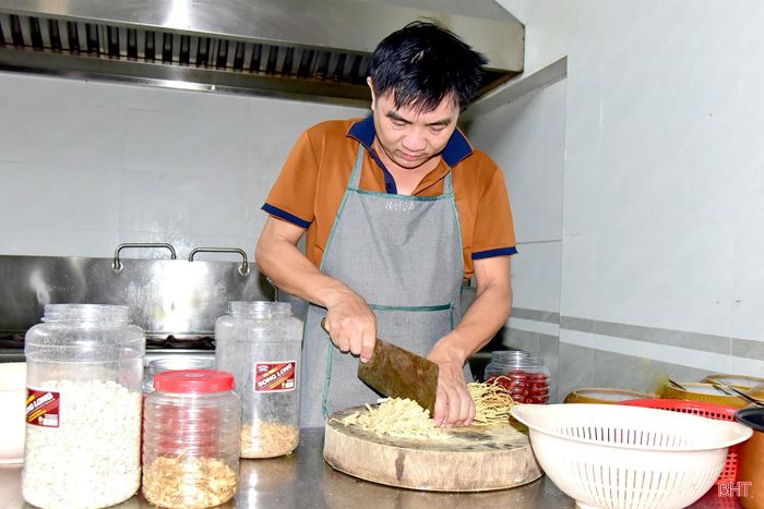  Anh Trần Thọ Hiếu - đầu bếp của Trung tâm Điều dưỡng người có công và Bảo trợ xã hội Hà Tĩnh cho biết: "Thực phẩm được chúng tôi lựa chọn kỹ lưỡng, an toàn, chế biến đa dạng, phù hợp khẩu vị và nhu cầu dinh dưỡng của người có công. Đồng thời, thực đơn được chúng tôi thay đổi linh hoạt, đáp ứng chế độ ăn kiêng của từng người". 