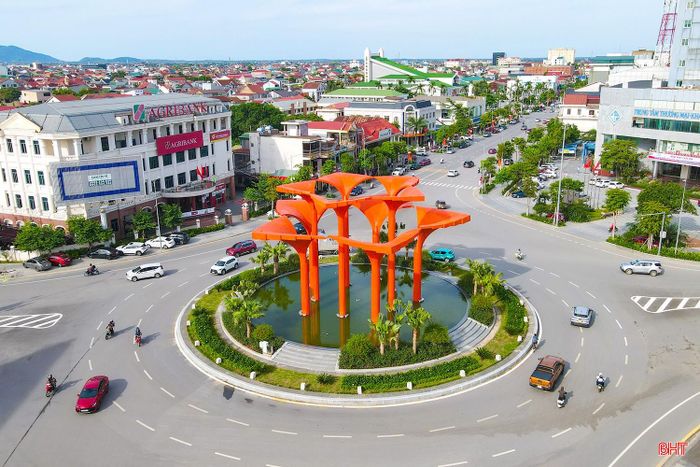 Tại nút giao quốc lộ 1 với đường Phan Đình Phùng và Hàm Nghi, cụm biểu tượng văn hóa với hình tượng hoa đăng trở thành điểm nhấn kiến trúc mới của Thành Sen.