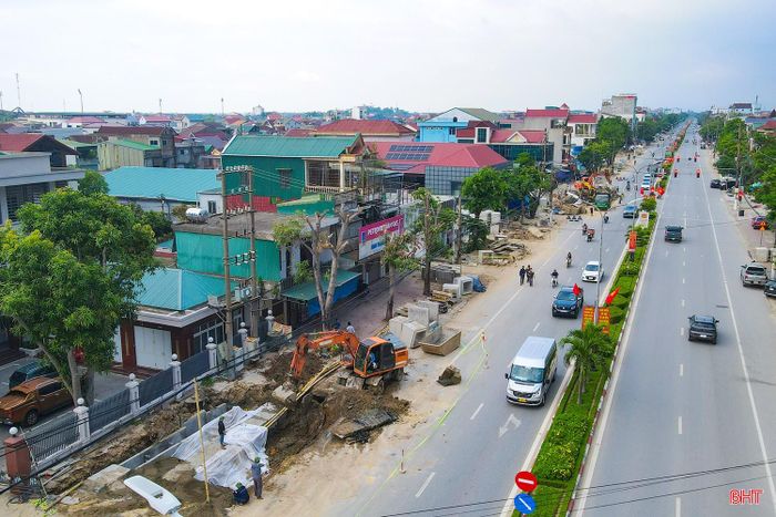 Dự án chỉnh trang, nâng cấp quốc lộ 1, đoạn qua trung tâm Thành Sen cũng đang được người dân quan tâm. Khi hoàn thành, công trình được kỳ vọng sẽ góp phần cải thiện hạ tầng giao thông, chỉnh trang cảnh quan và tạo thêm động lực phát triển cho khu vực trung tâm.