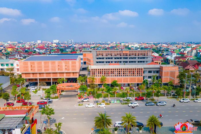 Trường THPT Phan Đình Phùng được đầu tư xây dựng với tổng kinh phí 120 tỷ đồng theo hướng hiện đại, tạo thêm điểm nhấn kiến trúc và không gian giáo dục giữa lòng đô thị.