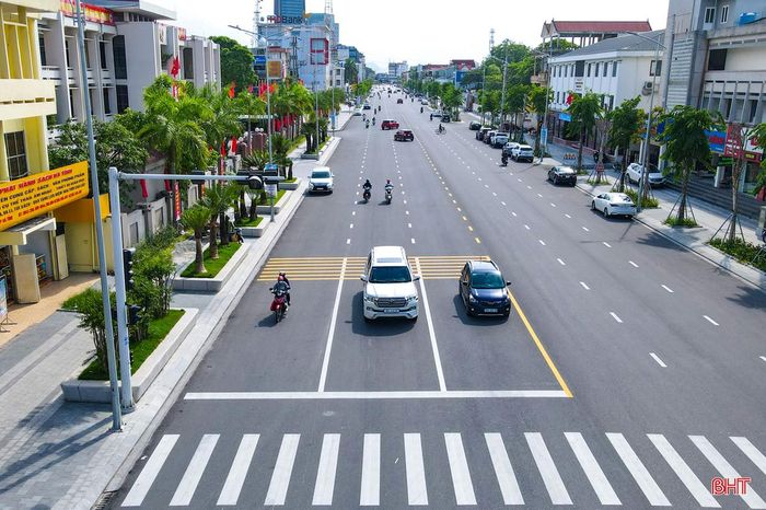 Được hoàn thành chỉnh trang vào giữa năm 2024, tuyến đường Phan Đình Phùng - một trong những trục giao thông trung tâm của Thành Sen - khoác lên diện mạo mới với mặt đường rộng, vỉa hè khang trang, cây xanh và hạ tầng kỹ thuật được chỉnh trang đồng bộ.