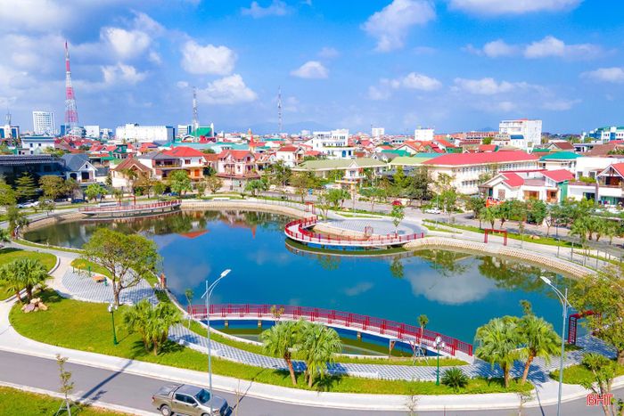 Các hồ điều hòa được cải tạo, nâng cấp, tạo nên những khoảng xanh giữa lòng đô thị.
