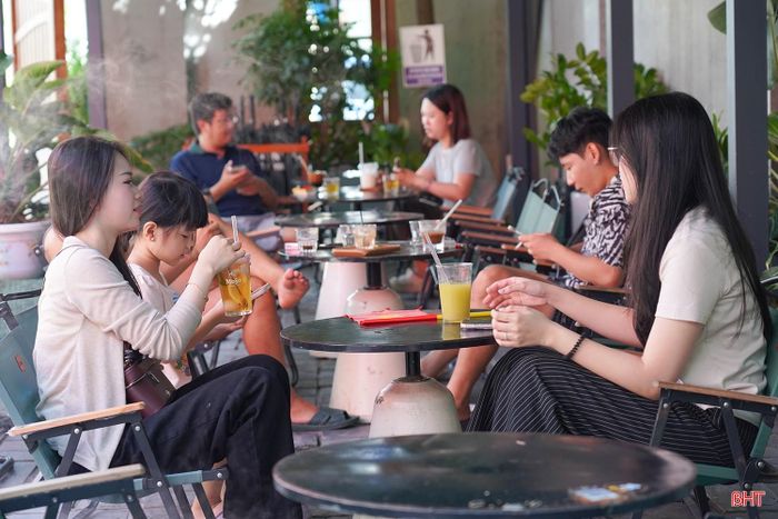 Nhiều gia đình, nhóm bạn lựa chọn các quán cà phê trang trí chủ đề 2/9 là điểm đến dịp nghỉ lễ.