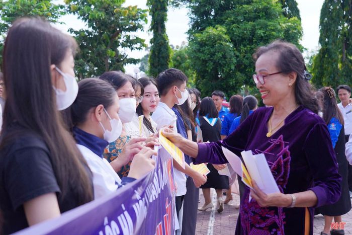 Bà Phan Thị Châu - Giám đốc Công ty TNHH Châu Tịnh trao vé xe cho các sinh viên.
