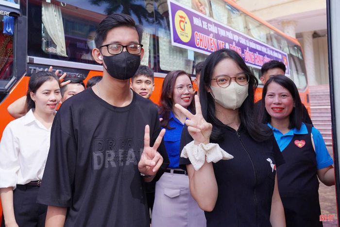 Niềm vui của các sinh viên khi được đi trên "chuyến xe 0 đồng".