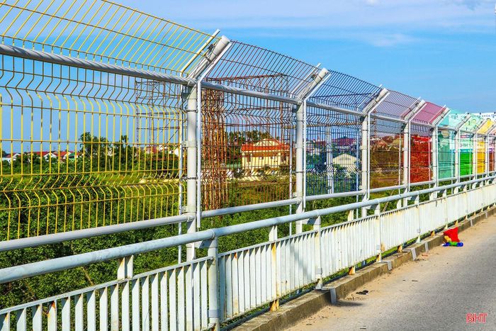 Hiện nay, cầu Bến Thủy 1 đã có diện mạo mới với hệ thống lưới an toàn cao hơn 3,5m cùng dải đèn LED trang trí, tạo nên điểm nhấn cảnh quan trên dòng sông Lam.