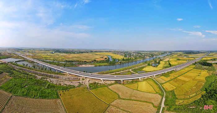 Sự hoàn thiện của hạ tầng giao thông Hà Tĩnh, trong đó các cây cầu lớn đóng vai trò hạt nhân, đã và đang tạo ra đòn bẩy mạnh mẽ thu hút các nhà đầu tư chiến lược vào các khu công nghiệp, khu kinh tế trọng điểm trên địa bàn tỉnh. Đây chính là tiền đề vững chắc để Đảng bộ và Nhân dân Hà Tĩnh hiện thực hóa khát vọng đưa tỉnh nhà phát triển nhanh, bền vững, trở thành một trong những cực phát triển của vùng Bắc Trung Bộ và Duyên hải Trung Bộ.