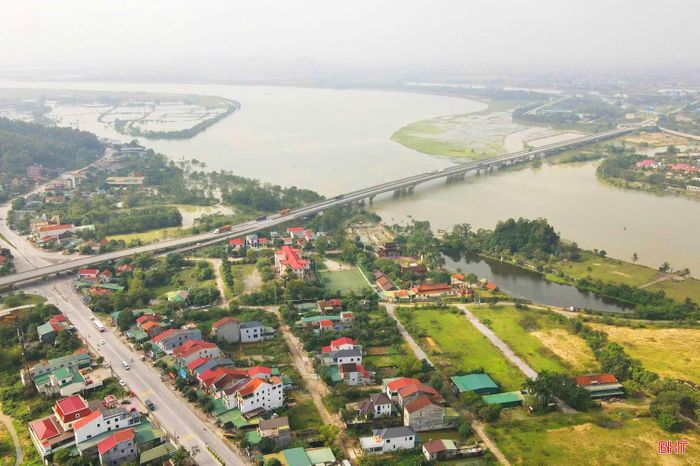 Sau cầu Bến Thủy 1, vào tháng 3/2010, dự án cầu Bến Thủy 2 được khởi công xây dựng với tổng mức đầu tư 1.259 tỷ đồng nhằm chia sẻ lưu lượng giao thông với cầu Bến Thủy 1. Cầu hoàn thành trong thời gian 30 tháng, đây là cây cầu thứ 2 nối đôi bờ sông Lam. Cầu được thiết kế vĩnh cửu bằng bê tông cốt thép và bê tông cốt thép dự ứng lực, có chiều dài 996m, bề rộng mặt cầu là 25m, đáp ứng 4 làn xe cơ giới lưu thông, vận tốc thiết kế của cầu là 80 km/h.