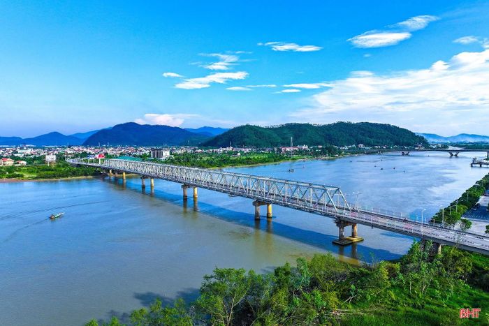 Cầu Bến Thủy 1 nằm trên tuyến quốc lộ 1, nối xã Nghi Xuân (Hà Tĩnh) với phường Trường Vinh (Nghệ An). Cầu dài 630,5m, rộng 12m với 13 nhịp, được khởi công xây dựng năm 1986, đưa vào khai thác năm 1990.