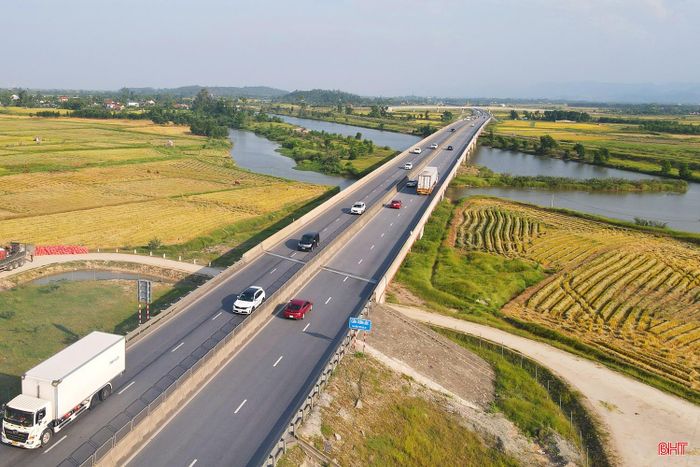  Tuyến cao tốc Bắc - Nam phía Đông đoạn qua địa bàn tỉnh Hà Tĩnh không chỉ rút ngắn khoảng cách địa lý, hoàn thiện hạ tầng giao thông mà còn ghi dấu ấn đậm nét bởi hệ thống cầu vượt sông, vượt địa hình hùng vĩ. Trong ảnh: Cầu Sơn Lộc nằm trên đoạn tuyến cao tốc Bãi Vọt - Hàm Nghi. 