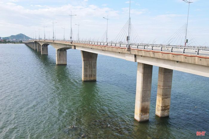 Trong hệ thống hạ tầng giao thông Hà Tĩnh, các cây cầu lớn nội tỉnh cũng ghi dấu ấn đậm nét trong công cuộc đổi mới. Nằm trên tuyến đường ven biển Hà Tĩnh, cầu Cửa Nhượng có tổng chiều dài 1.368m. Cầu gồm 3 nhịp chính có kết cấu dầm hộp bê tông cốt thép dự ứng lực đúc hẫng liên tục và 29 nhịp dầm dài 40m, mặt cầu rộng 14m.