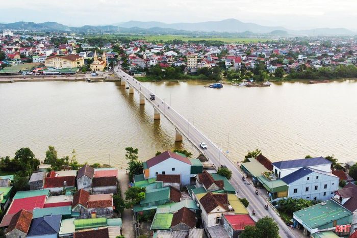 Cầu Thọ Tường bắc qua sông La có chiều dài 300m, rộng 9m, đường kết nối 2 đầu cầu dài gần 3,7km, với tổng kinh phí đầu tư 215 tỷ đồng từ nguồn ngân sách tỉnh. Cầu được xây dựng không chỉ đáp ứng niềm mong mỏi của nhiều thế hệ người dân vùng Đức Thọ mà còn kết nối đồng bộ hệ thống hạ tầng giao thông khu vực.