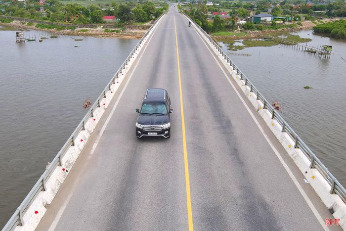  Cũng nằm trên tuyến đường ven biển Hà Tĩnh, cầu Cửa Sót bắc qua sông Hạ Hoàng, nối phường Trần Phú với xã Thạch Khê, có chiều dài 488m, rộng 12m, với tổng mức hơn 120 tỷ đồng. Tháng 10/2008, cầu được khởi công và hoàn thiện, đưa vào sử dụng từ cuối năm 2010. 
