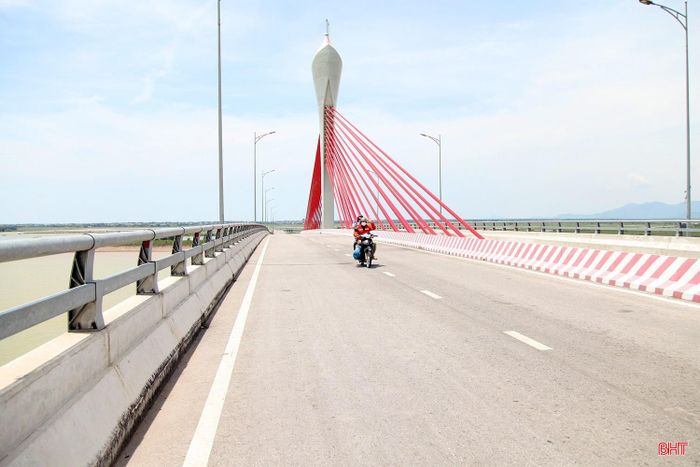  Hiện nay, có 5 cây cầu bắc qua sông Lam nối 2 tỉnh Nghệ An và Hà Tĩnh, gồm Bến Thủy 1, Bến Thủy 2, Yên Xuân, Cửa Hội, Hưng Đức, góp phần thúc đẩy giao thương, phát triển kinh tế của 2 tỉnh. Trong ảnh: Cầu Cửa Hội bắc qua sông Lam, nối phường Cửa Lò, tỉnh Nghệ An và xã Đan Hải của tỉnh Hà Tĩnh. 
