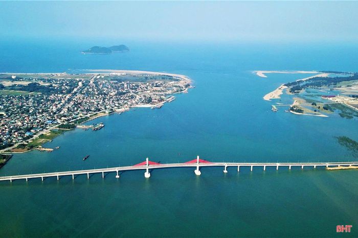 Cầu Cửa Hội là công trình chào mừng thành công Đại hội Đại biểu toàn quốc lần thứ XIII của Đảng. Từ khi được đưa vào khai thác (14/3/2021), cầu Cửa Hội góp phần hoàn thiện tuyến đường ven biển qua Nghệ An, Hà Tĩnh, tăng sức hấp dẫn và cải thiện môi trường đầu tư, thúc đẩy phát triển kinh tế - xã hội, củng cố quốc phòng - an ninh của 2 tỉnh và khu vực Bắc Trung Bộ.