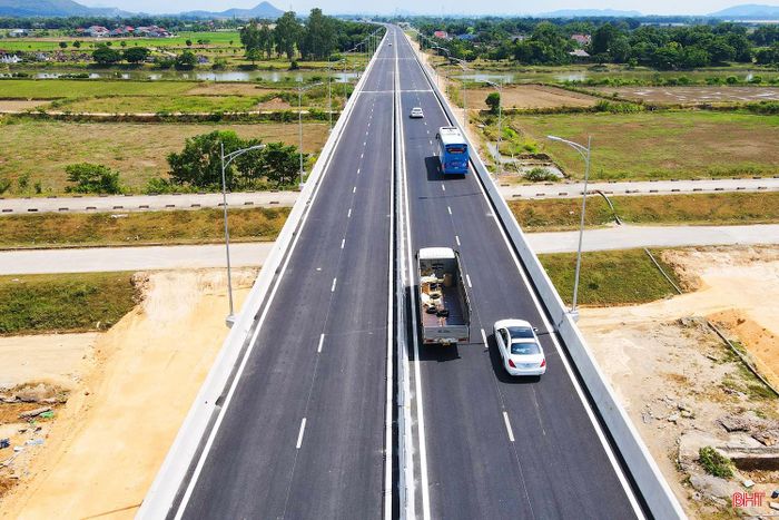 Cầu Hưng Đức có tổng chiều dài khoảng 4.015m, được xem là cây cầu dài nhất trong hệ thống cao tốc Bắc – Nam. Ở giai đoạn phân kỳ, cầu được thiết kế có quy mô dành cho 4 làn xe, có dải phân cách cứng ở giữa, vận tốc tối đa 90 km/h, với bề rộng cầu khoảng 17,5m, có 90 nhịp cầu, trong đó 76 nhịp super T và 14 nhịp đúc hẫng.