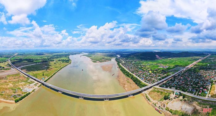  Trong chiến lược phát triển hạ tầng quốc gia, Hà Tĩnh tự hào là địa phương có tuyến cao tốc Bắc - Nam đi qua với hàng loạt công trình cầu trọng điểm. Những nhịp cầu vượt địa hình phức tạp không chỉ khẳng định năng lực thi công vượt bậc của ngành giao thông mà còn rút ngắn thời gian kết nối Hà Tĩnh với các trung tâm kinh tế lớn. Trong ảnh: Cầu Hưng Đức vượt sông Lam trên tuyến cao tốc Bắc - Nam đoạn Diễn Châu - Bãi Vọt. 