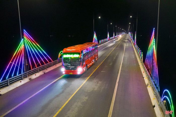 Cầu Cửa Nhượng nối xã Thiên Cầm với xã Cẩm Trung, được khởi công xây dựng vào ngày 28/4/2010 và hoàn thành năm 2014. Hiện nay, cầu Cửa Nhượng được lắp đặt hệ thống đèn chiếu sáng, đèn trang trí, góp phần đảm bảo giao thông và tạo điểm nhấn cảnh quan cho du lịch biển Thiên Cầm.
