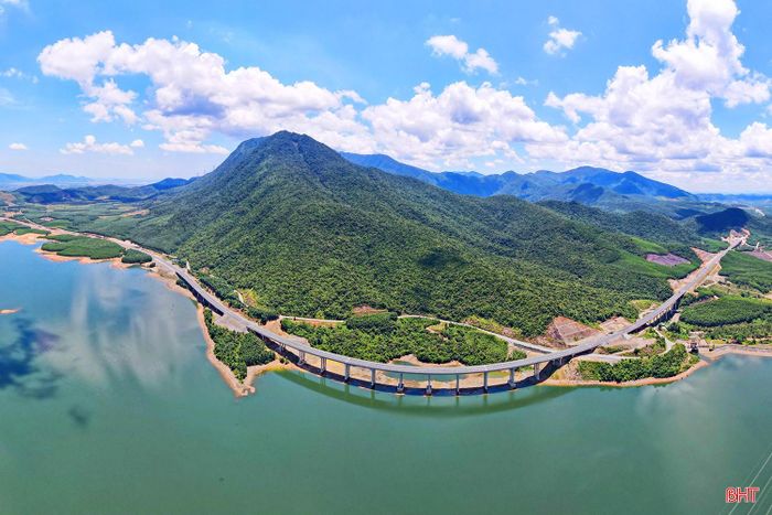  Cũng nằm trên đoạn tuyến cao tốc Vũng Áng - Bùng, cầu số 2 và cầu số 3 đi ven hồ chứa nước Kim Sơn có dung tích 17,5 triệu m3 ở xã Kỳ Hoa. Băng qua vùng lòng hồ mênh mông, hình ảnh những cây cầu bê tông cốt thép dự ứng lực vươn cao giữa màu xanh của núi rừng tạo nên một bức tranh hùng vĩ. 