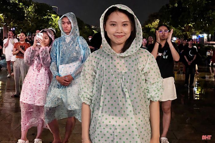  Dù thời tiết mưa lớn song chị Trà My cùng nhiều bạn trẻ khác vẫn nán lại chương trình “Tổ quốc trong tim” đến những phút cuối. (Ảnh: Nhân vật cung cấp). 