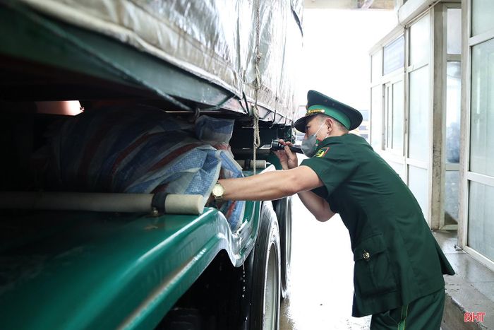 Lực lượng chức năng tại Cửa khẩu quốc tế Cầu Treo trực 24/7 để kiểm soát phương tiện xuất nhập cảnh lưu thông dịp lễ.