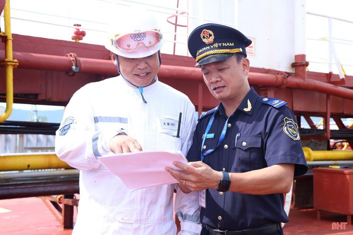 Tàu nhập khẩu dầu hắc ín phục vụ sản xuất của Công ty TNHH Gang thép Hưng Nghiệp Formosa Hà Tĩnh cập cảng Sơn Dương trong những ngày nghỉ lễ Quốc khánh 2/9.