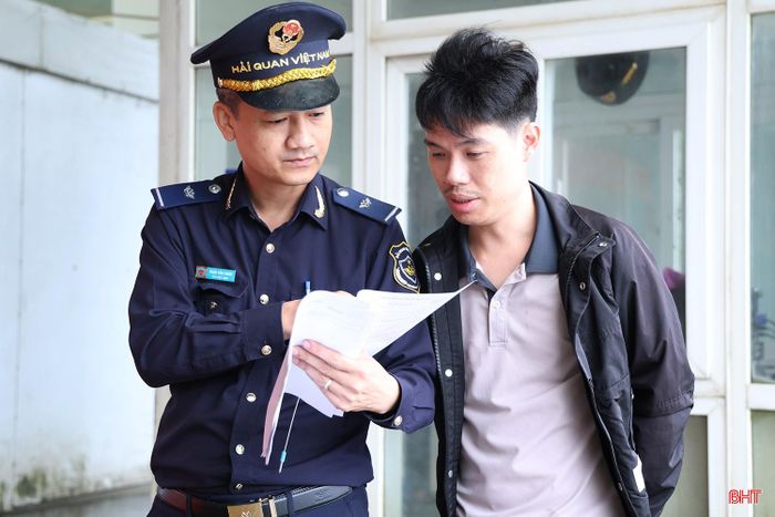 Đang trong kỳ nghỉ lễ Quốc khánh 2/9 nhưng anh Lê Đức Anh – đại diện Công ty CP Thương mại xuất nhập khẩu Thiên An (TP Hải Phòng) được cán bộ hải quan hỗ trợ làm thủ tục nhanh chóng.