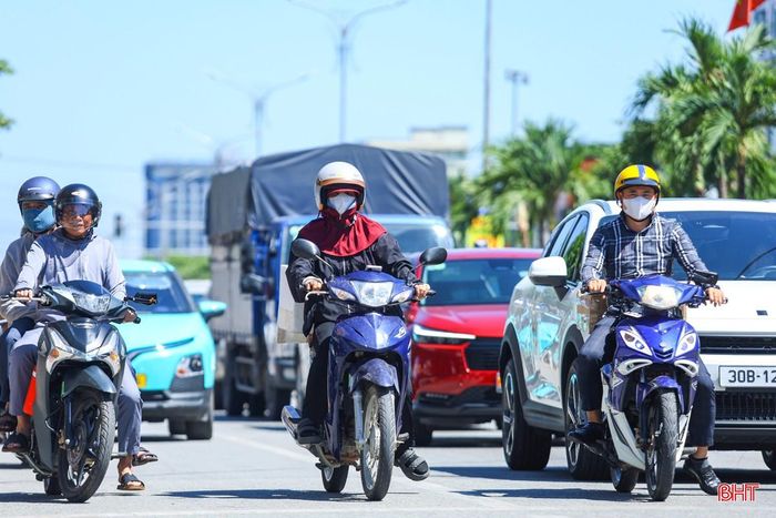 Cơ quan khí tượng cảnh báo, nắng nóng có thể ảnh hưởng trực tiếp đến sức khỏe người dân. Ảnh Ngọc Thắng