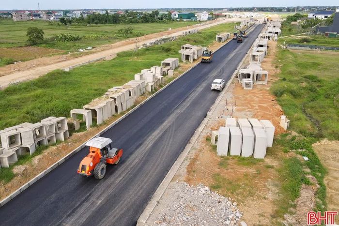  Hà Tĩnh tập trung cao cho công tác GPMB, đẩy nhanh tiến độ thi công các công trình, dự án trọng điểm. Trong ảnh: Trên công trường thi công dự án đường Xô Viết Nghệ Tĩnh kéo dài về phía Đông. 