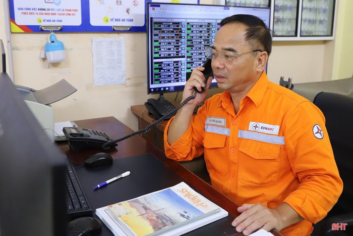 Nhân viên Điện lực Hương Khê theo dõi các thông số vận hành trên lưới.