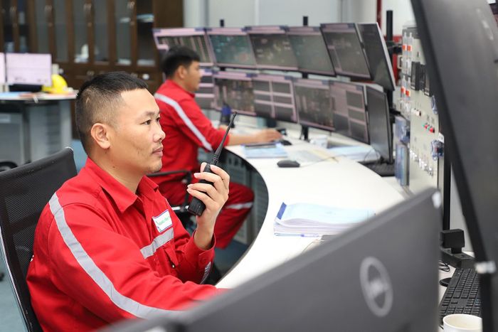 Kỹ sư Hoàng Văn Thiện cùng đồng nghiệp vận hành Nhà máy Nhiệt điện Vũng Áng 1 trong ngày 1/9.