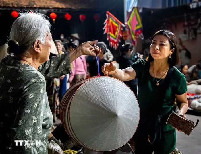 Nón lá làng Chuông nó nhiều nét độc đáo khác biệt với nón lá các vùng khác. (Ảnh: Vân Chi/TTXVN phát)